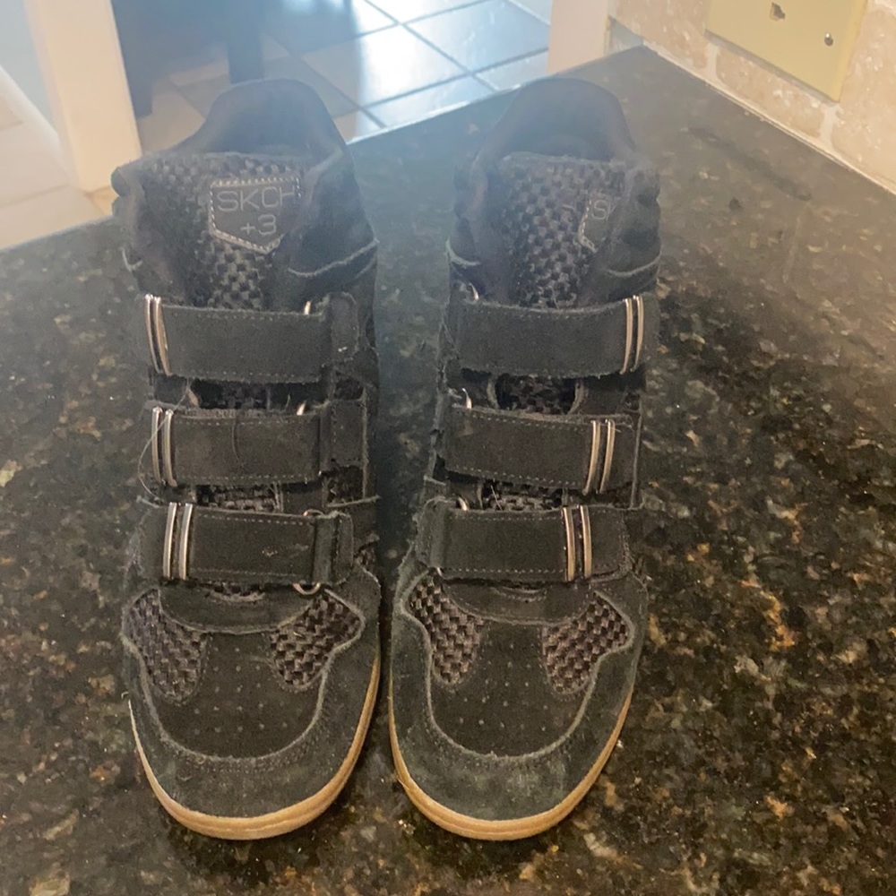Ladies black skch +3 sneakers. Size 8
